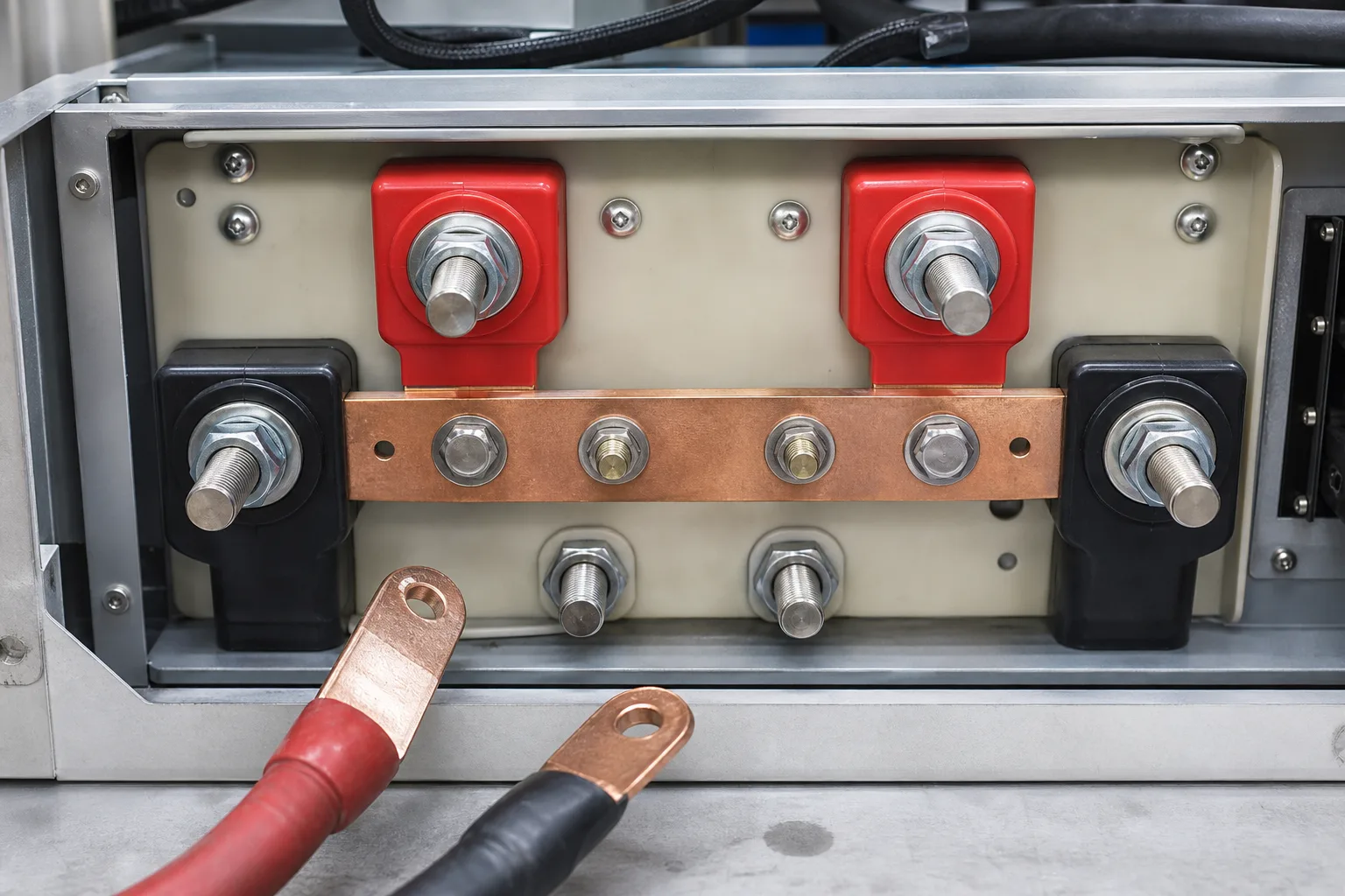 Power equipment busbar and high-current threaded terminal interface